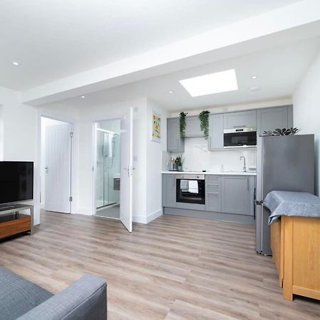 Ferienwohnung Cozy Single Level Flat With Parking Enfield Exterior foto